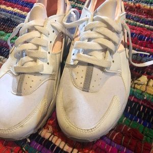 NIKE WHITE & PINK SNEAKERS